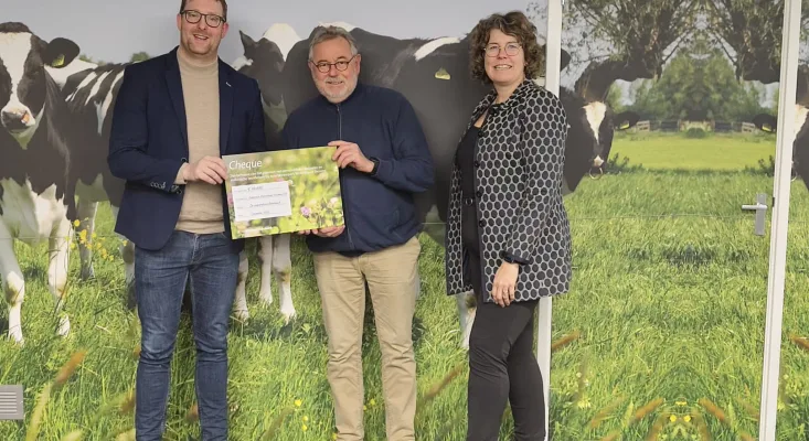 Uitreiking van de Rabobank-cheque voor publieke laadpalen aan Vinkenbuurt Stroomt